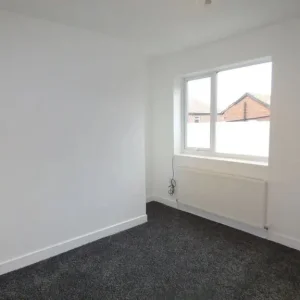 3 Bedroom First Floor Flat - Image 7