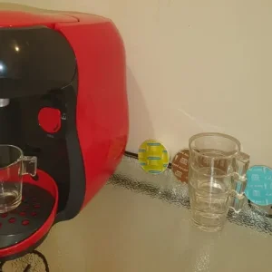 BOSCH TASSIMO Red Coffee Pod Machine 5 Pods 4 Glass Mugs TAS1003GB