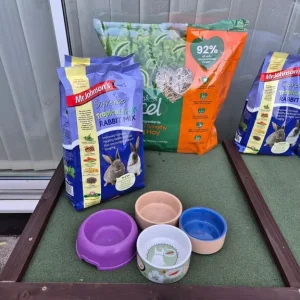 Solid single-storey rabbit hutch with hay, muesli, and extras - Image 2