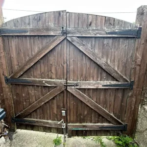 Double wooden driveway gates - Image 2