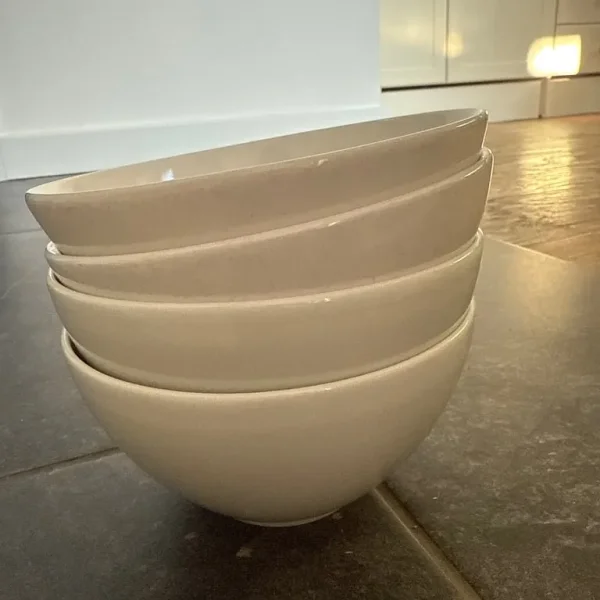 Kitchen plates and bowls