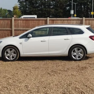 2015 Vauxhall Astra 1.6 CDTi EcoFLEX SRi Sports Tourer - Image 2