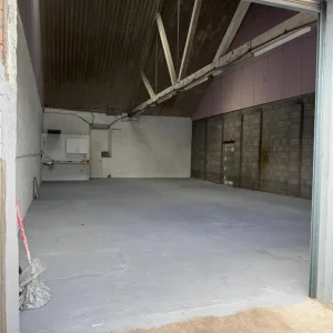 Industrial unit with 6 parking spaces - Image 2