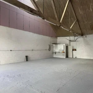 Industrial unit with 6 parking spaces - Image 3