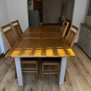 Solid oak extending dining table and 4 chairs - Image 3