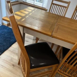 Solid oak extending dining table and 4 chairs - Image 5