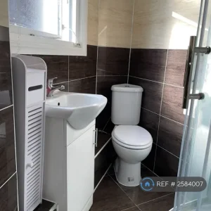 2 bedroom flat in Sinclair House, Corfe Mullen, Dorset (2 bed) - Image 7