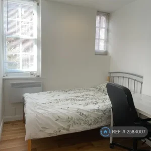 2 bedroom flat in Sinclair House, Corfe Mullen, Dorset (2 bed) - Image 8