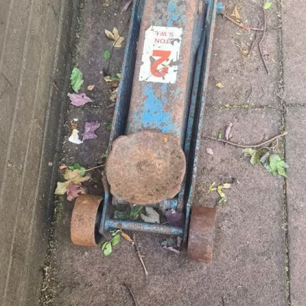 Trolley jack for farm or garage i had this sitting in my shed for 7 years 2 ton heavy duty