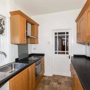 3 bed terraced house - Image 2