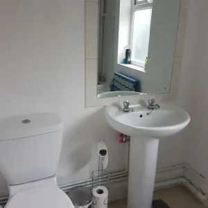 A large double bedroom in shared house Coronation Avenue, Bath. - Image 5