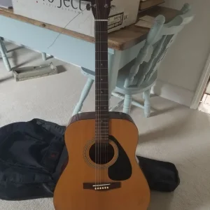 Yamaha acoustic guitar F310
