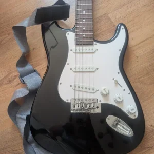 Electric guitar with amp and aux cable