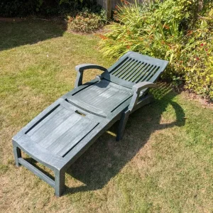 Green plastic deckchair - Image 2