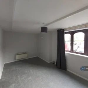 1 bedroom ground floor flat in Emmerson Court, Bracknell Forest - Image 4