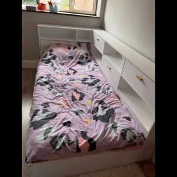 Single bed with pull out trundle
