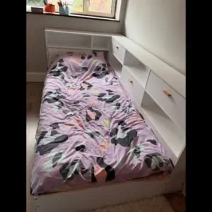 Single bed with pull out trundle