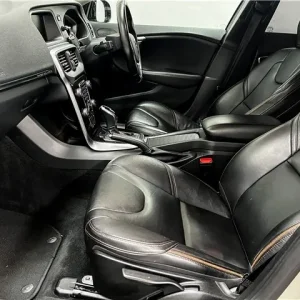 2019 Volvo V40 T3 Cross Country 5-door hatchback - Image 3