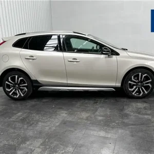 2019 Volvo V40 T3 Cross Country 5-door hatchback - Image 5
