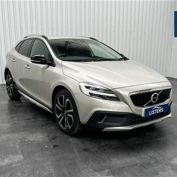 2019 Volvo V40 T3 Cross Country 5-door hatchback