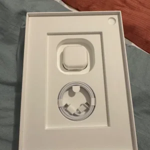 iPad 10th gen (5G) Like new - Image 2