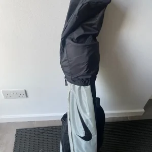 Nike junior golf bag and clubs - Image 2