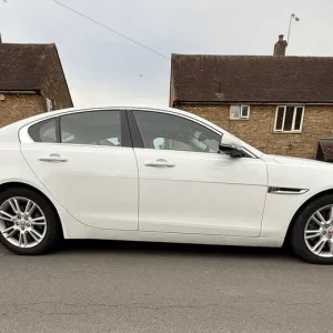 Jaguar XE 2.0T Auto 2015 - Image 5