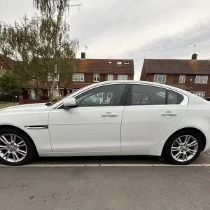Jaguar XE 2.0T Auto 2015 - Image 6
