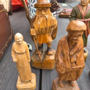 Old carved figures - Image 5