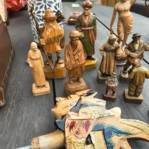 Old carved figures - Image 6