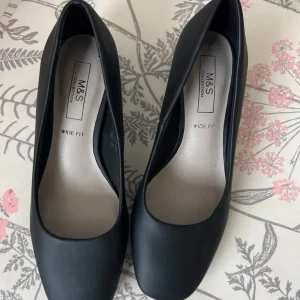 Woman's UK size 4 shoes