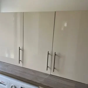 Kitchen cabinets with cream gloss doors - Image 3