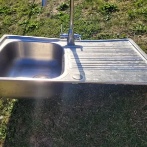 Kitchen sink and tap - Image 2