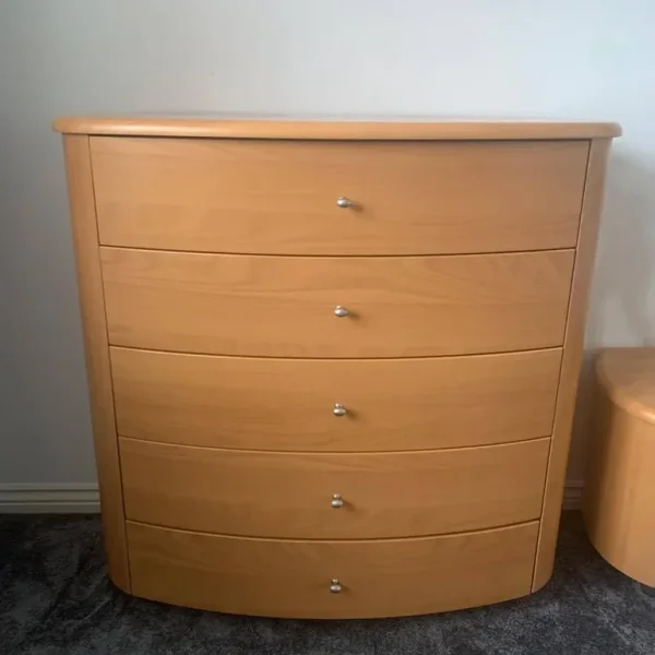 Sturdy chest drawer with soft-close drawers