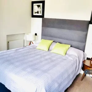 2 bedroom flat with wood floors and period features in Mayfield, Newington - Image 4