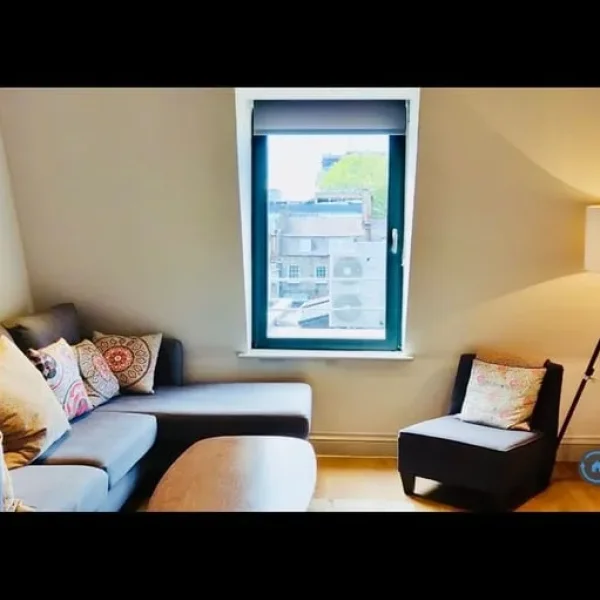 2 bedroom flat with wood floors and period features in Mayfield, Newington