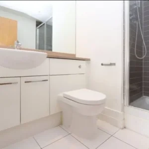 En-Suite Double Room with City Views - Image 4
