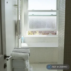2 bedroom flat in Park Close, Luton, Borough of Luton - Image 4