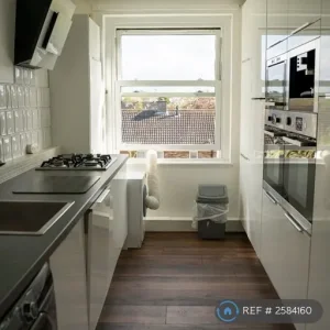 2 bedroom flat in Park Close, Luton, Borough of Luton - Image 5