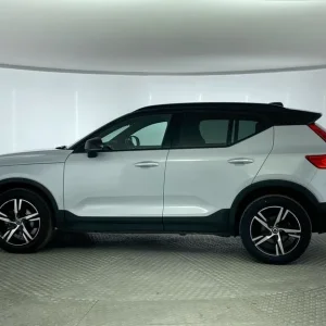 2021 Volvo XC40 1.5 T3 R DESIGN 5-door Estate with Cruise, Sunroof, and Rear Camera - Image 4