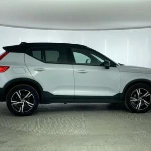 2021 Volvo XC40 1.5 T3 R DESIGN 5-door Estate with Cruise, Sunroof, and Rear Camera - Image 8
