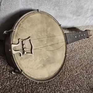 Ukulele - Image 6