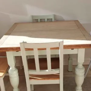 Extendable dining table