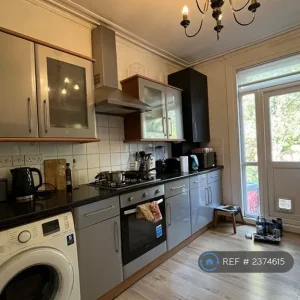2 bedroom flat in Epsom Road, Redhill, Reigate and Banstead (2 bed) - Image 4