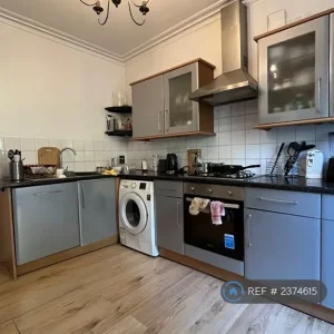 2 bedroom flat in Epsom Road, Redhill, Reigate and Banstead (2 bed) - Image 6