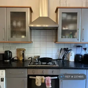 2 bedroom flat in Epsom Road, Redhill, Reigate and Banstead (2 bed) - Image 7
