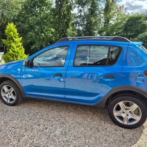 2017 Dacia Sandero Stepway 0.9 TCe Laureate Euro 6 (s/s) 5-door hatchback - Image 2