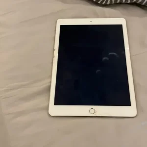 iPad - Image 2
