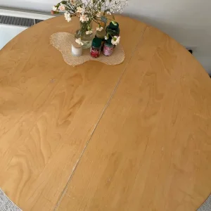IKEA extendable dining table with chairs - Image 3