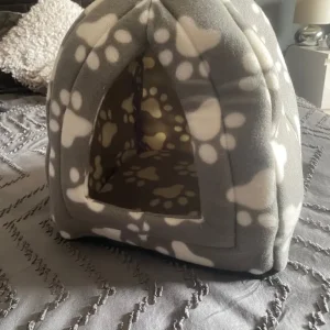 Pet bed triangle style